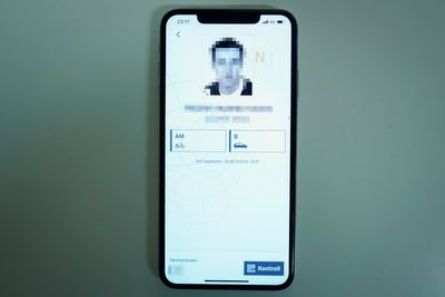 Nå får du førerkortet ditt som egen app fra Statens vegvesen enten du har iPhone eller Android-telefon. Appen kan kun brukes som gyldig legitimasjon ved eventuelt trafikkontroll. Det digitale førerkortet er imidlertid bare gyldig i Norge, og skal du leie bil, enten i Norge eller i utlandet, må du fortsatt i en periode vise fram plastkortet.