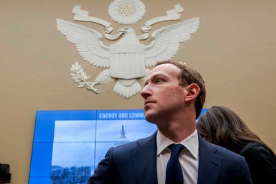 Facebook-sjef Mark Zuckerberg møtte til høring i handels- og energikomiteen i Representantenes hus i forrige måned. Han lover å kjempe mot oppstykking av selskapet.