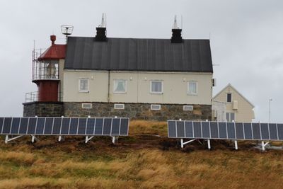 Nordøyan fyrstasjon i Vikna kommune i Trøndelag har fått 32 solcellepaneler, batteri og varmepumpe. 