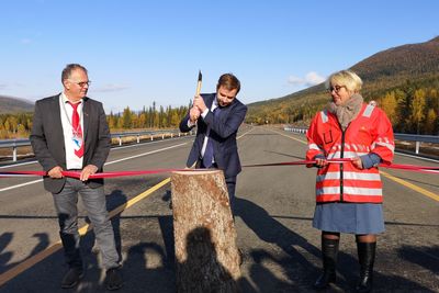 Som seg hør og bør når man er i Grane kommune ble det brukt øks og hoggestabbe da den nye E6-strekningen ble formelt åpnet. Fv. ordfører Bjørn Ivar Lamo, statssekretær Allan Ellingsen og regionvegsjef Turid Stubø Johnsen. 