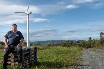 Lars Hoem (57) har alltid vært fascinert av vindmøller og synes de er flotte å se på. Det har kostet han omtrentlig tre millioner kroner å få satt opp den 32 meter høye vindmøllen. Tidvis produserer den det dobbelte av hva Hoem trenger.