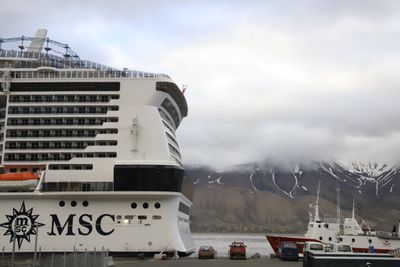 Cruiseskipet MSC Meraviglia ved havn i Longyearbyen på Svalbard. Skipet kan ha opptil 5714 passasjerer og et mannskap på 1536.