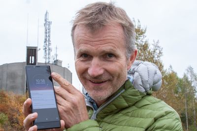 Sjefsarkitekt for mobilnett i Telenor Norge, Petter Aglen, forteller at selskapet vil teste ulike metoder for å gjøre mobilnettet mer robust i forbindelse med 5G-testene rundt om i Norge. Her står han foran masta med 5G-utstyr fra Ericsson i Elverum. 