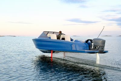 Elbåten med hydrofoil skal bruke kun 20-25 prosent av energien en vanlig fritidsbåt bruker, ifølge produsenten.