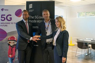 Avspark:  Digitaliseringsminister Nikolai Astrup, Telia Norgesjef Abraham Foss og Ericssons sjef for Norden og Sentral-Europa Jenny Lindqvist tar hverandre i hendene på at nå er den første nasjonale 5G-utrullingsplanen lagt i Norge.