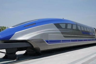 Myndighetene i Berlin mener maglev-tog vil være bedre og billigere enn å utvide T-banenettet i byen. Toget på bildet er kinesisk.