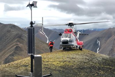Kystverket satte 13. september 2019 opp en ny type solcelle- og vinddrevet AIS-basestasjon på øya Prins Karls Forland utenfor vestkysten av Spitsbergen på Svalbard.