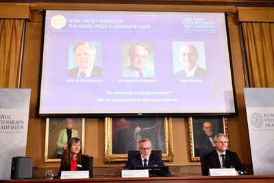Sara Snogerup Linse, Göran K. Hansson og Olof Ramström kunngjorde onsdag vinnerne av nobelprisen i kjemi for 2019. De tre vinnerne John B. Goodenough, M. Stanley Whittingham og Akira Yoshino deler prisen for utviklingen av oppladbare batteri.