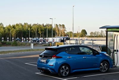 Ved McDonalds Rygge har både Fortum og Tesla ladere. Vanlige hurtigladere lader ved 50 kW, men de avbildede laderne er lynladere som kan gi flere ganger større effekt enn det.