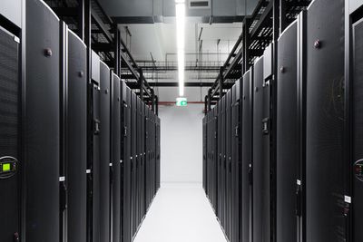 Microsoft planlegger flere gigantiske datasentre i Sverige. Bildet er fra serverracker i Microsofts datasenter i Canberra, Australia.