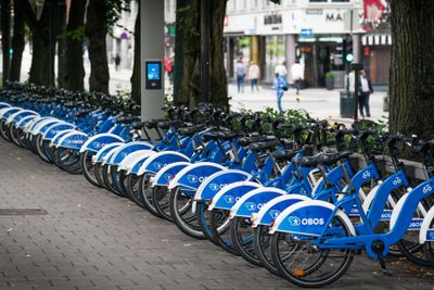 Bysykler på rekke og rad ved Stortinget.