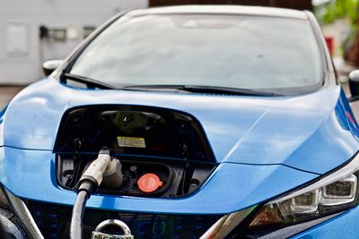 Nissan Leaf er begrenset til oppladning på vekselstrøm med opptil 3,6 kW effekt via type 2 ladekontakt. Full oppladning av et 40 kWh-batteri skjer på 13 timer.