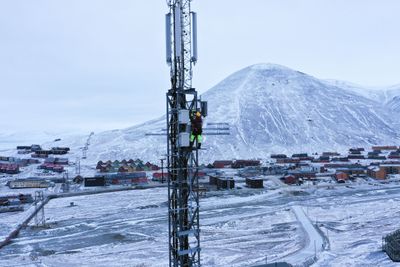 Her monteres 5G-utstyr i Longyearbyen på Svalbard. Fra 20. oktober vil innbyggerne kunne teste 5G - om de får tak i mobiltelefoner som støtter standarden.