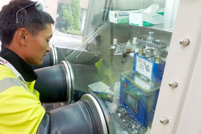 Som en del av egen kompetanseutvikling har Elkem startet lab-produksjon av knappeceller for å kontrollere kvaliteten på anodematerilae og teste forskjellige varianter. De må monteres i oksysgenfri atmosfære. Her legger R&D Engineer Quang Thanh Nguyen inn anoden i et batteri. 