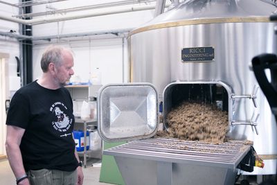 Det går med mye bygg for å brygge øl. Restproduktet heter mask og brukes nå til å holde varmen i Svalbard Bryggeri. Daglig leder Robert Johansen har kastet jakka.