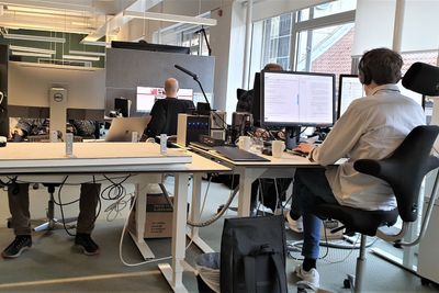 Støynivået i et kontorlandskap går ut over produktiviteten, mener akustisk konseptutvikler Halvor Berg. Støydempende hodetelefon hjelper noe.