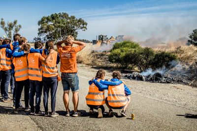 Vattenfall-teamet fortviler over at bilen har gått opp i røyk.