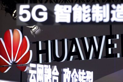 Grunnlegger Ren Zhengfei i Huawei mener man bør velge den beste 5G-utbyggeren og ikke gi etter for politisk press fra USA.