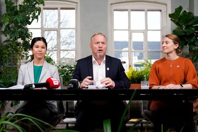Fv. Lan Marie Berg fra Miljøpartiet de Grønne, Raymond Johansen fra Arbeiderpartiet og Sunniva Holmås Eidsvoll fra Sosialistisk Venstreparti under pressekonferansen om byrådsforhandlingene i Oslo.