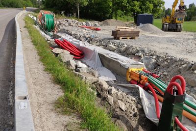 Telenor graver grøfter for fiber over hele landet. Den økte takten kan leses både i vekst i investeringene og i omsetningsøkning. Her fra fiberrør-legging på Nesodden, sør for Oslo.