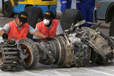 Eksperter undersøker en motor fra Lion Air-flyet som styrtet like etter avgang fra Jakarta i oktober i fjor. Den samme flytypen, Boeing 737 MAX 8, var involvert i nok en ulykke i mars i år, og mye peker mot at samme systemfeil bidro til begge ulykkene.