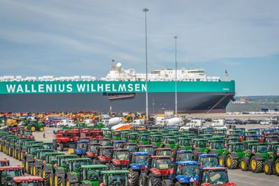 MV Parsifal ruver til sjøs med sin 265 meters lengde og en lastkapasitet som rommer opptil 6000 kjøretøy. Dette er bare ett av bilfraktgigantens 130 lasteskip.