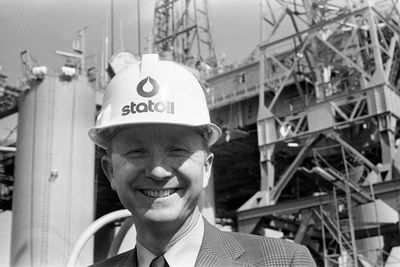 Direktør Statoil, Arve Johnsen, i mai 1974. Odin Drill i bakgrunnen. Foto: NTB