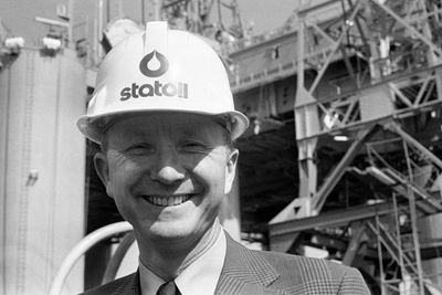 Statoil ble i sin tid etablert som et politisk virkemiddel med et klart samfunnsoppdrag. Derfor har selskapet opp gjennom årene blitt tildelt omfattende privilegier på norsk sokkel, skriver Øystein Noreng. Arve Johnsen var Statoils første direktør – her er han avbildet i mai 1974, med Odin Drill i bakgrunnen.