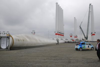 IEA løfter fram Danmark som vindkraftpioner, ikke Norge. Havnesjef Per Julius Danielsen ved Esbjerg havn, som nå sysselsetter 10.000 personer og er 4,5 ganger større i areal enn for få år siden.