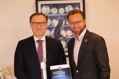Capgeminis Norgessjef Jens Middborg overleverte rapporten til digitaliseringsminister Nikolai Astrups (H) kontor hos Kommunal- og moderniseringsdepartementet torsdag.