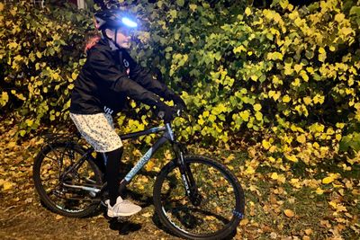 Smarte sykkelhjelmer med LED-lys kan bidra til bedre synlighet på sykkel i høstmørket. Her er Lumos i aksjon.