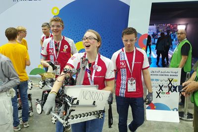 Så glade blir medlemmene av Hell Robotics for å vinne OL i robotikk.