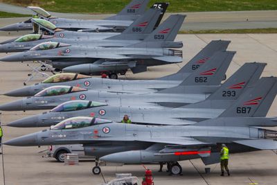 Norske F-16 på Bodø flystasjon klargjøres i forbindelse med en øvelse i 2017.