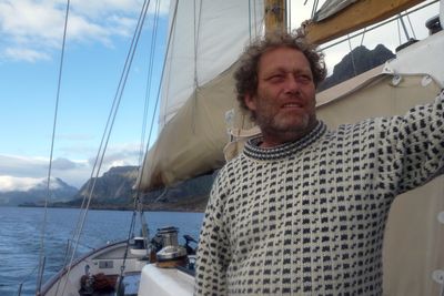 Frederic Hauge i Bellona er i båt på vei ut til feltet hvor Wintershall DEA planlegger å bore etter olje, for å aksjonere sammen med Natur og Ungdom. 