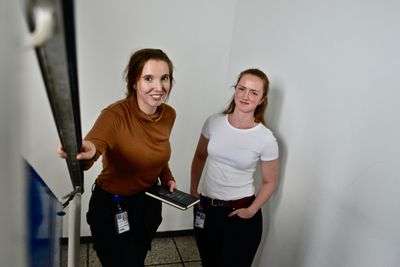 Ingvild Garmo Nilsson (til venstre) og Emma Linnea Wiström er to av rundt 37 nordmenn som jobber ved Cern.