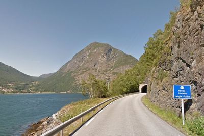 Kolnostunnelen ligger på fv 53 langs Årdalsfjorden.