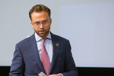 Digitaliseringsminister Nikolai Astrup (H) taler til salen under Inside Telecoms høstkonferanse 2019. Der la han blant annet vekt på at sluttkunder hos lokale fibermonopoler må ha råd til å kjøpe tjenestene. 