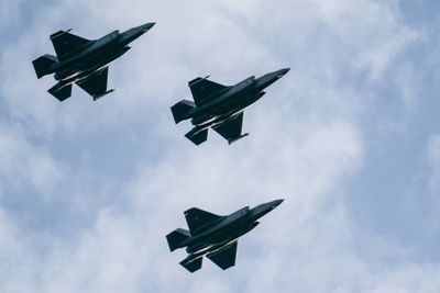 I en rapport fra mai får regjeringen kritikk for kjøpet av F-35, men noe mer får ikke folk vite.