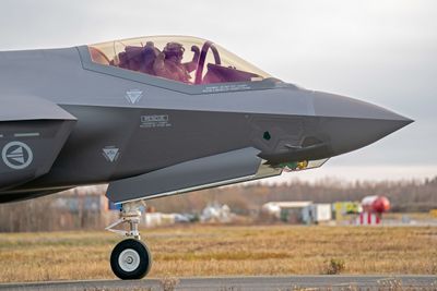 Etter to år med operativ test og evaluering kan de nye kampflyene settes i høy luftmilitær beredskap og begynne å overta oppgaver som F-16 har utført fram til nå.