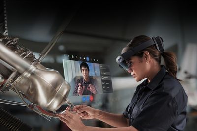 Kvinne får instruksjoner via Hololens 2 mens hun vedlikeholder en maskin.