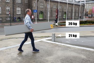 En to meter lang Foamrox-søyle tar du under armen, mener Rolf Jakobsen. Om den hadde vært i betong, ville den veid rundt 200 kilo.