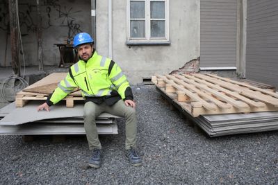 Prosjektleder Håvar Haugen Espelid har fått tak i brukte fasadeplater til ombruksbygget. 