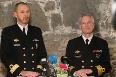 Sjef i marinen, Rune Andersen (t.v.) og sjef i Sjøforsvaret Nils Andreas Stensønes holder pressekonferanse på Besøkssenteret på Akershus Festning.