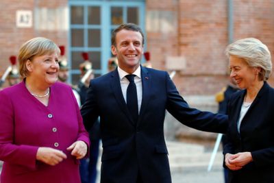 Påtroppende EU-president Ursula von der Leyen (til høyre) har kunngjort en plan for en karbontoll på varer innført fra resten av verden. Her er hun sammen med den tyske rikskansleren Angela Merkel og den franske presidenten, Emmanuel Macron. 