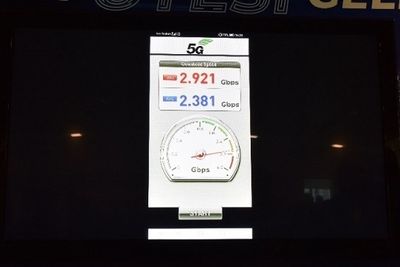 Et bilde av skjermen på smartmobilen Huawei Mate X 5G, som ble benyttet under testen i Türk Telekoms mobilnett. Der ble det oppnådd en toppfart på 2,92 Gbit/s, som vel er omtrent det eneste vi klarer å lese fra det litt dårlige bildet.