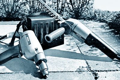 Anno 1969: Bosch to første batteriverktøy, en drill og en hekksaks, hadde ledning til det tunge blybatteriet man måtte ha over skulderen.