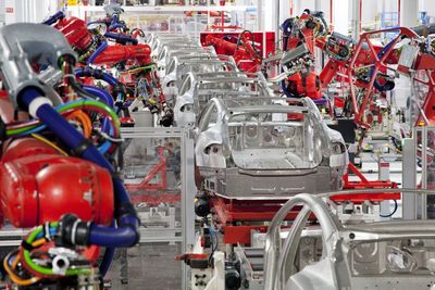 Det kommer en ny Tesla-fabrikk for produksjon av batterier og biler i Tyskland. Bildet er fra Teslas fabrikk i Fremont, California.