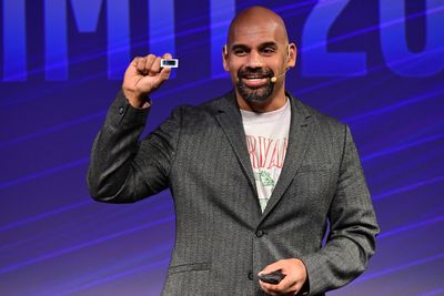 Naveen Rao i Intel viser frem en Nervana Neural Network Processor (NNP) under sin presentasjon på Intel AI Summit den 12. november.