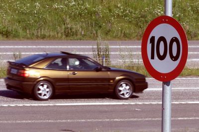 Nederland tvinges til å innføre 100 kilometer i timen som fartsgrense på dagtid fra neste år.