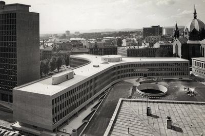 Arkitekt Viksjø vant arkitektkonkurransen i 1939. Høyblokka i kvartalet sto ferdig i 1958, mens Y-blokka ble føyd til i 1969.